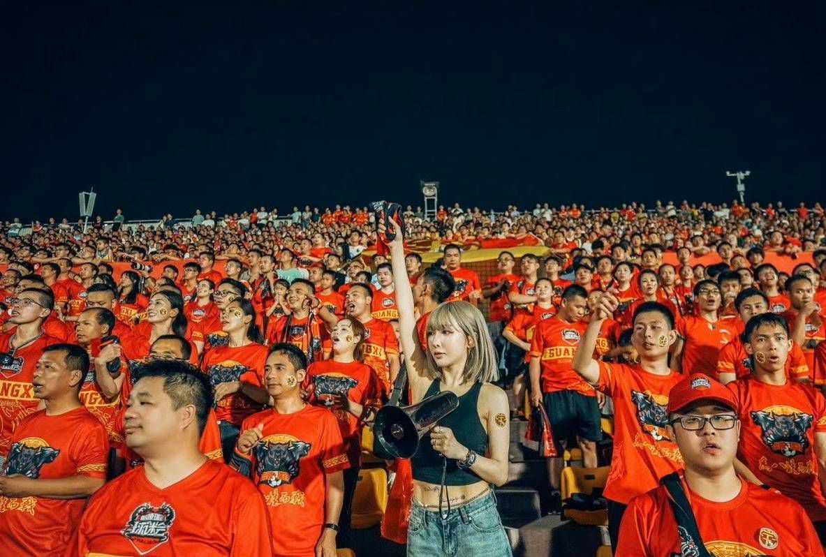 而通过随后飞机撞机场、多方人马激烈枪战以及荒土战场上爆炸连连的激烈画面，可知这场危机的规模正面临逐步失控的局面，也令人期待那场一触即发的终极大战